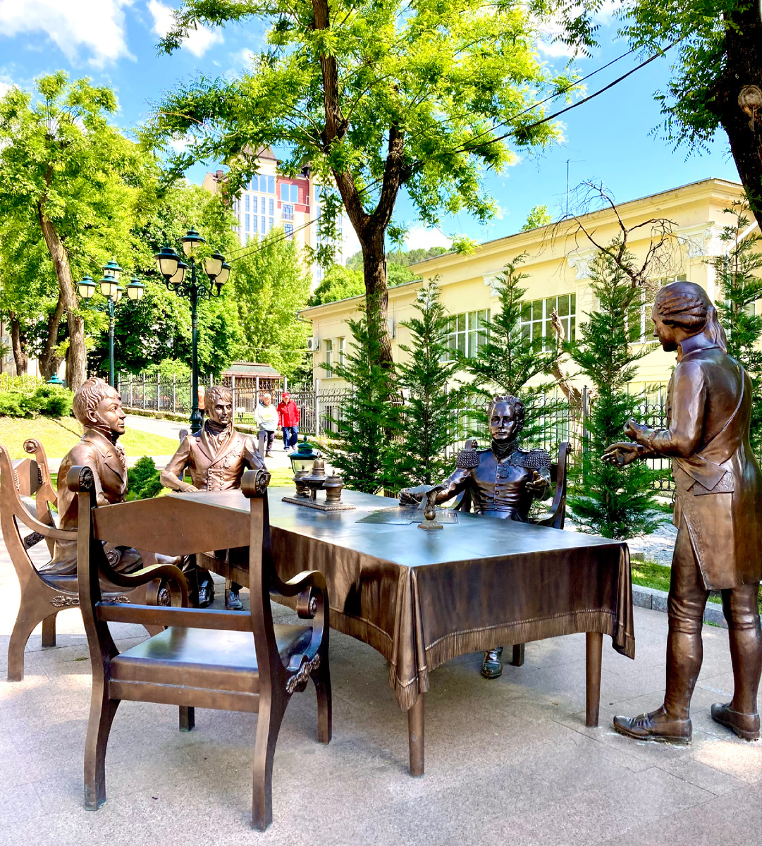 Скульптурная композиция на пешеходной улице им. Ленина.