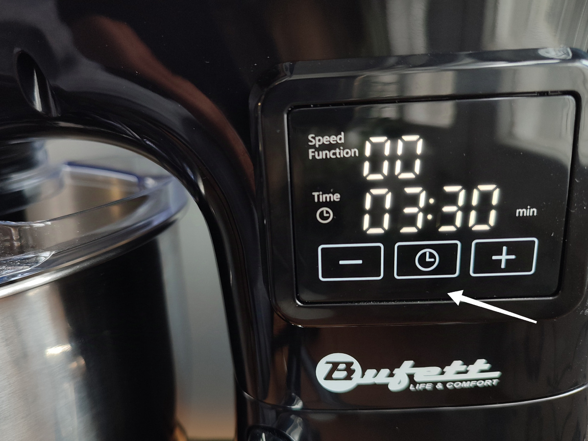 Сначала нужно нажать на кнопку с изображением часов, а потом увеличить или уменьшить время приготовления кнопками плюс и минус.