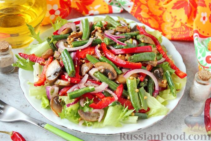 шампиньоны, фасоль стручковая, листья салата, лук репчатый красный, перец болгарский, травы пряные, горчица, масло растительное, соль, перец чёрный молотый