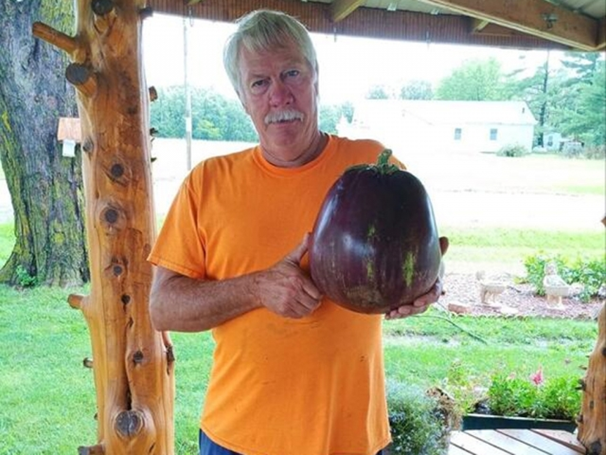 Фермер Дэйв Беннет из Айовы с рекордным баклажаном