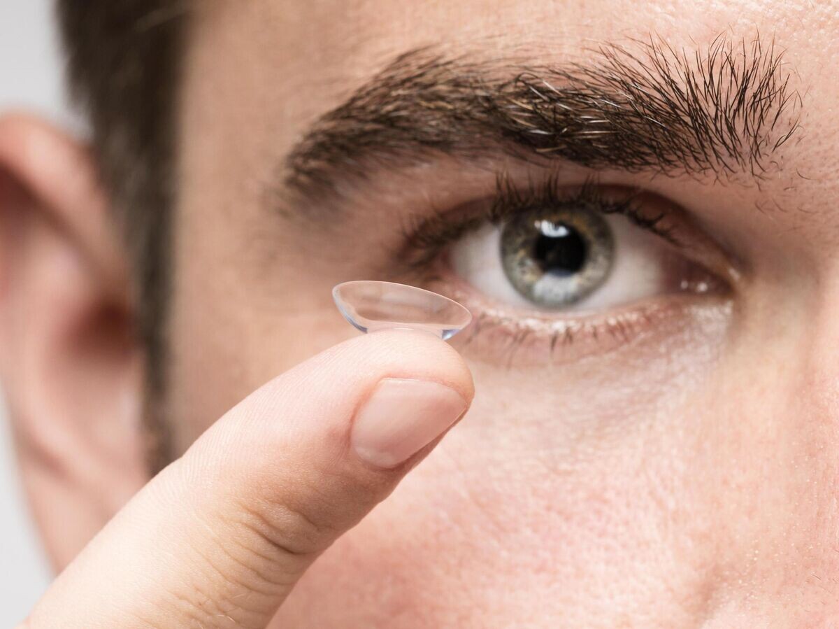    Мужчина снимает линзы© Фото : freepik