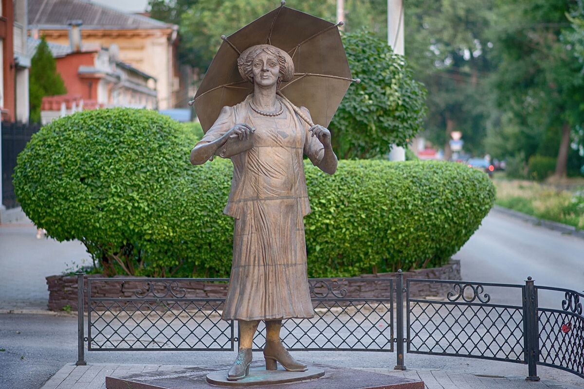 Памятник Фаине Раневской на ее малой родине — в Таганроге. Источник: Shutterstock📷
