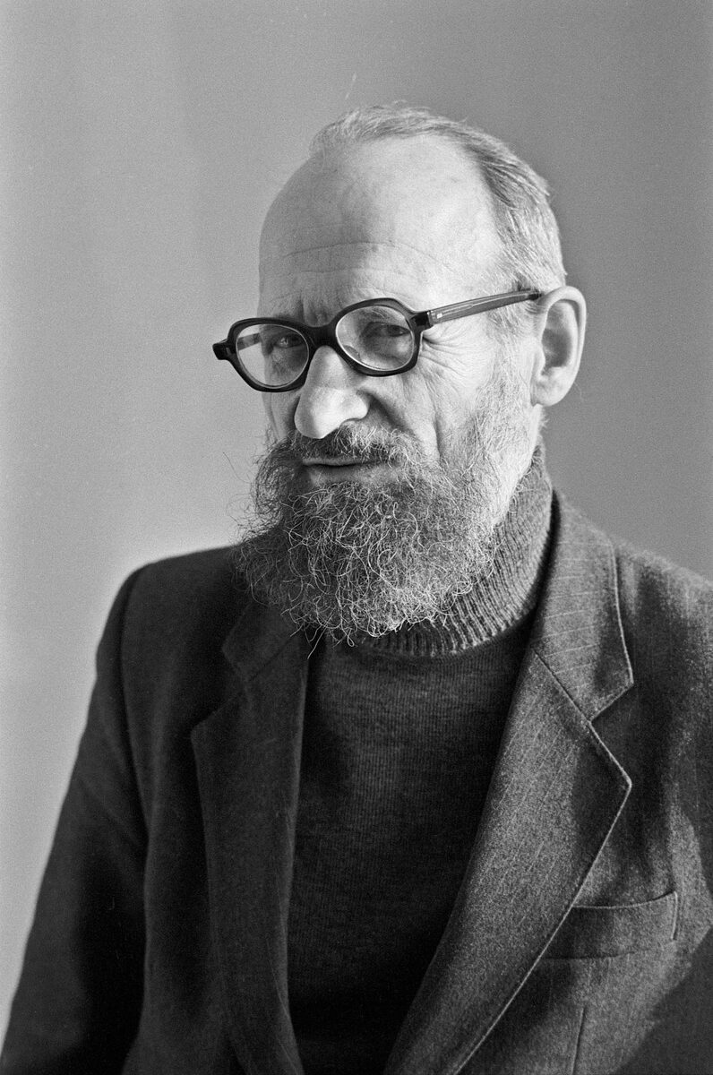 Вильям Васильевич ПОХЛЕБКИН (20 августа 1923 - март 2000). российский историк-скандинавист, геральдист, географ, журналист, действительный член Всесоюзного географического общества, кандидат исторических наук. Специалист по истории международных отношений и кулинарии, крупнейший знаток русской кулинарии
