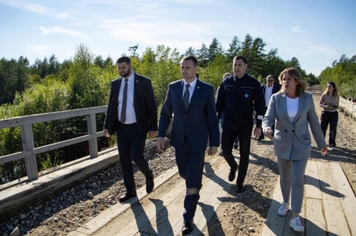    В Хабаровском крае Дмитрий Демешин осмотрел аэропорт и мост в Охотске