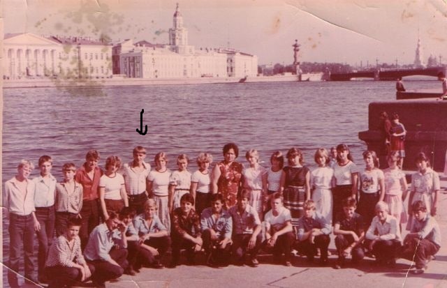 Миша под корявенько нарисованной стрелочкой. Я стою вторая справа