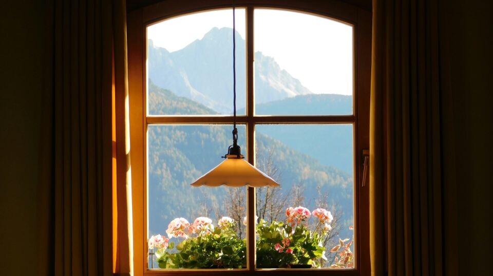    Вид на горы из окна. Источник: unsplash.com