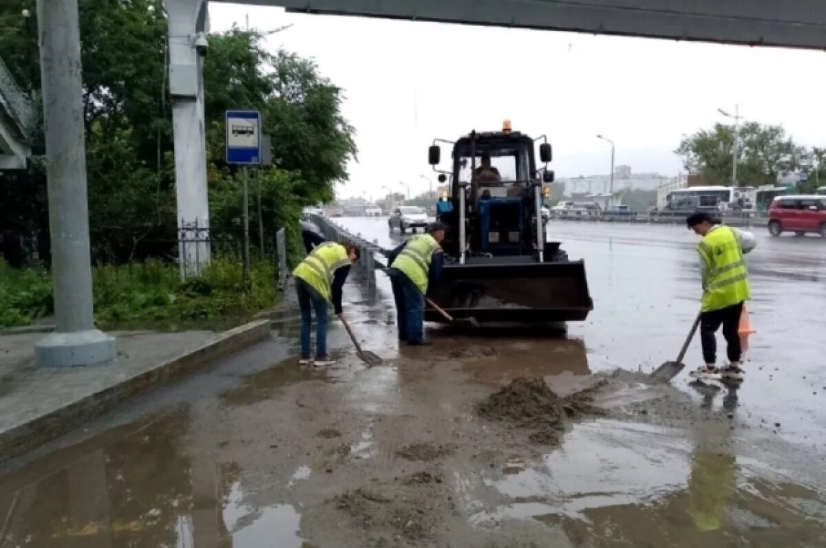    Владивосток активно устраняет последствия удара стихии по городу