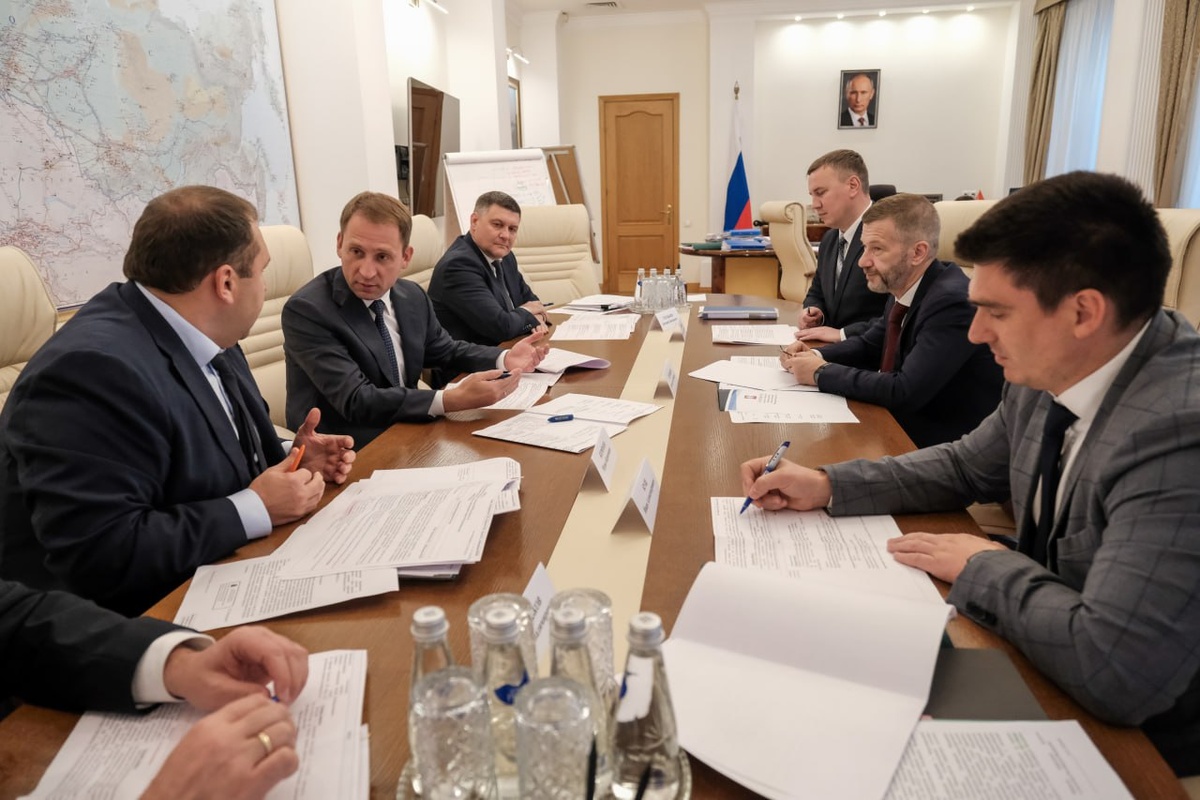 Вопрос финансирования геологоразведки Владислав Кузнецов обсудил с министром природных ресурсов и экологии РФ Александром Козловым / Фото: телеграм – канал Владислава Кузнецова