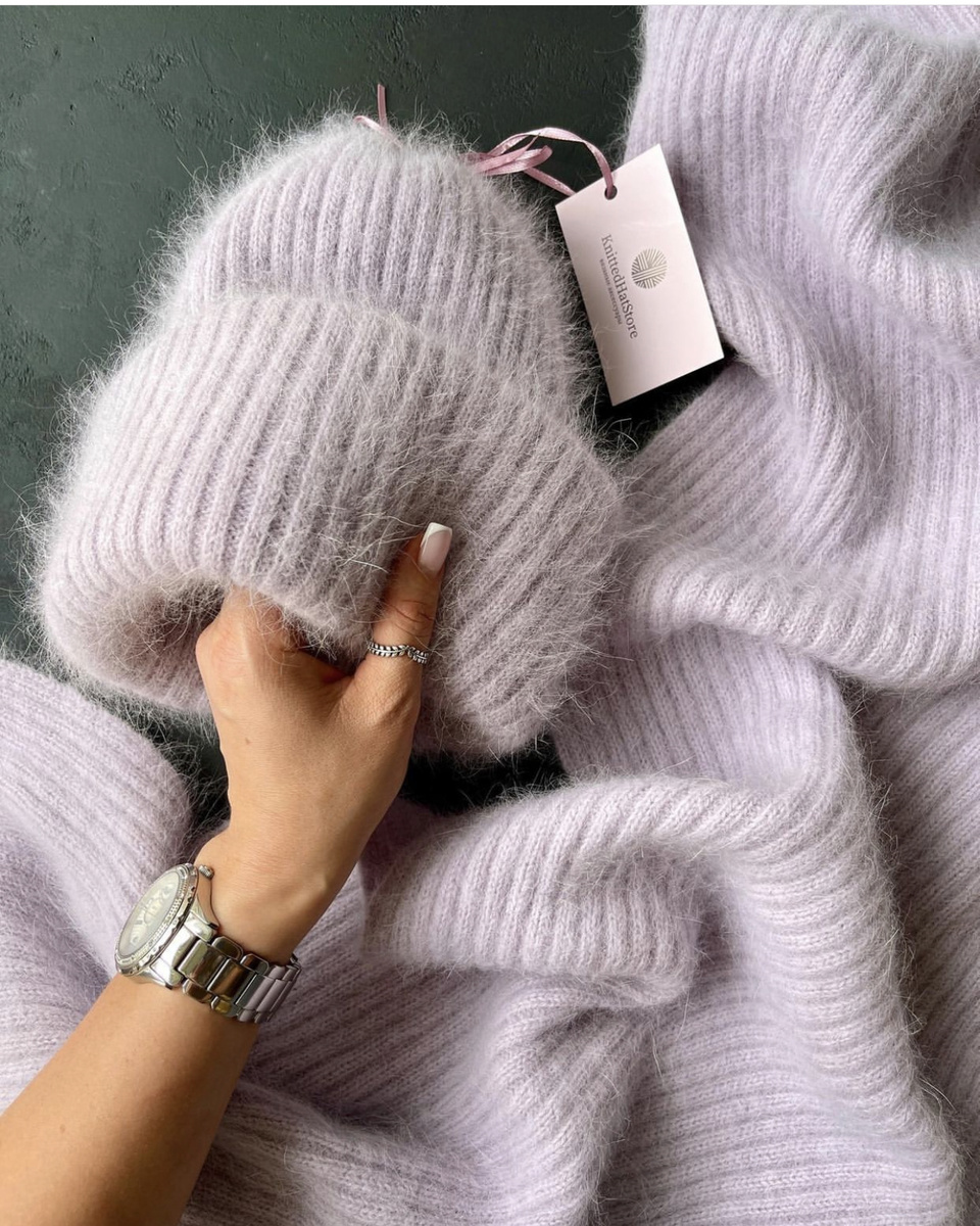 Настолько нежный и приятный, что не передать словами!
Комплект из пуха Норки:
-двойная шапка с двойным отворотом-самая мягкая и тёплая!
-обьемный шарф-в дополнение к шапке, прекрасная защита от ветра!
