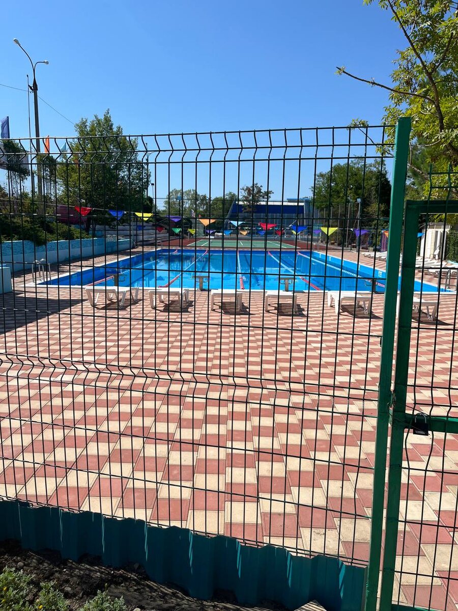 Бассейн, который есть, но купаться в нем нельзя)