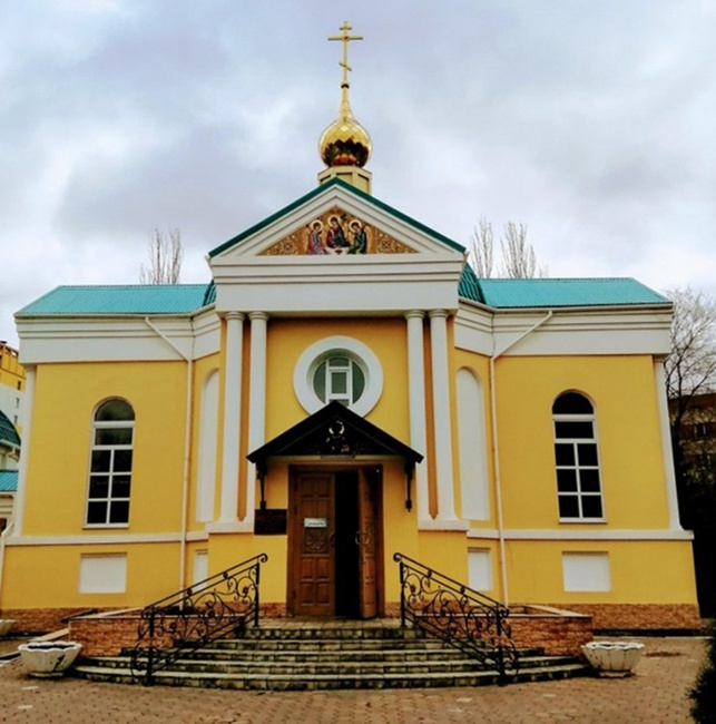 Тот самый Храм. Фото от владельца Храма святого Великомученика и Целителя Пантелеимона, г.Омск. Перелета 7Б. Пантелеимон будучи придворным врачом при языческом императоре, занимал высокое положение, но предпочёл роскоши бедность и бесплатно лечил людей. Всю жизнь посвятил помощи нуждающимся: страждущим, больным и несчастным. Он вернул к жизни мальчика, умершего от укуса змеи. Император, понимая, что чудеса исцеления, которые Пантелеймон являл перед народом, могут привлечь в христианство людей, потребовал от врача отречения от своей веры, но тот наотрез отказался. Тогда его пытали и казнили. Святого Пантелеимона всегда почитали на Руси как небесного целителя от различных недугов. 