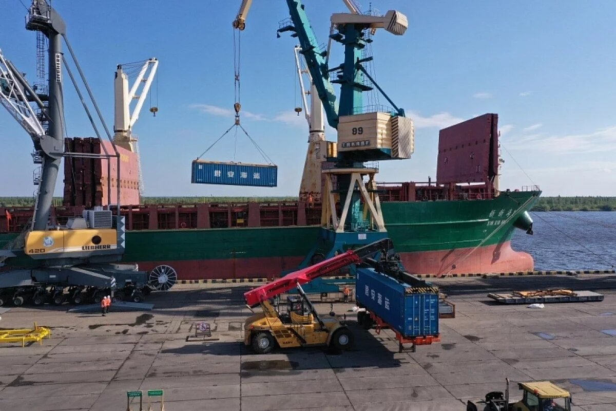    Разгрузка китайского судна XIN XIN HAI 1 в Архангельске.