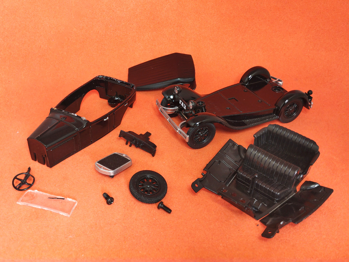 Рис. 2. Модель автомобиля ГАЗ-А из журнальной серии "Автолегенды СССР" от Deagostini в разобранном виде 