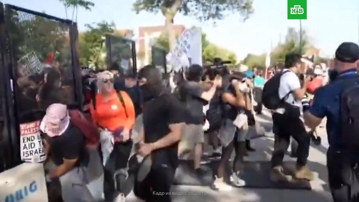    Протестующие пытаются прорваться на территорию съезда демократов в Чикаго