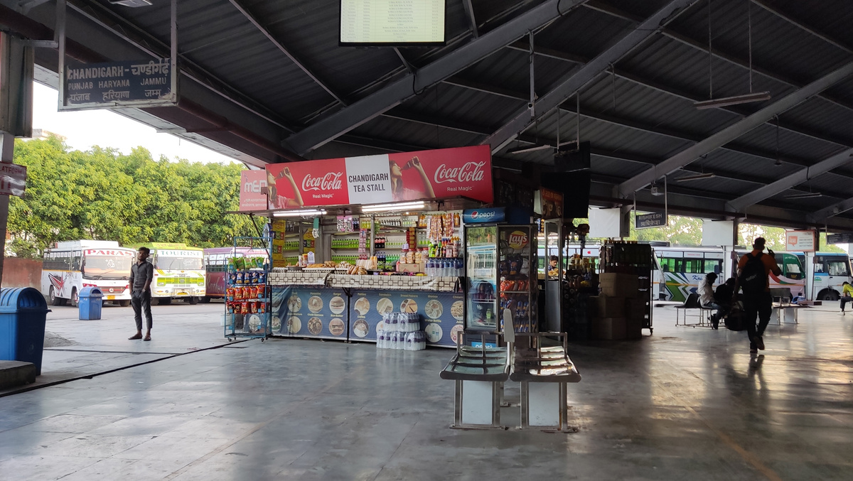 Один из многих киосков-кафешек на автовокзале в Дерадуне.