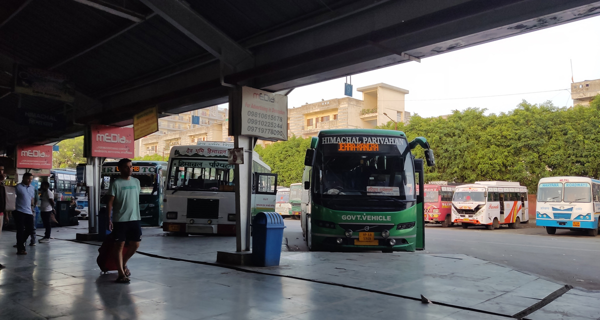 С этой платформы через пару часов мы отправимся в Манали.