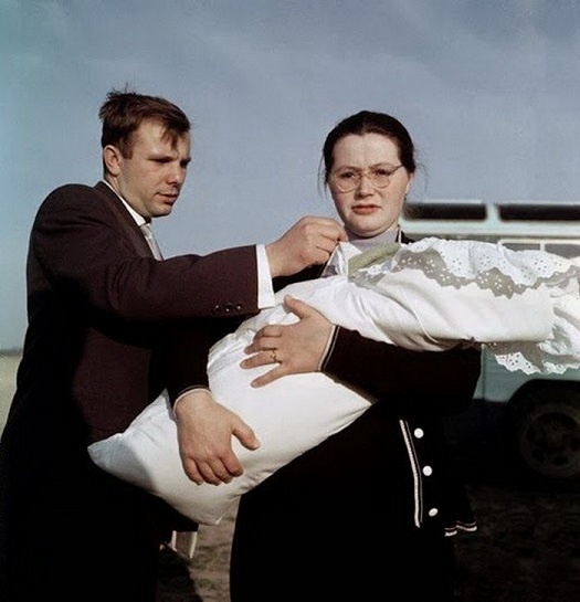 Юрий и Валентина Гагарины с одной из дочерей