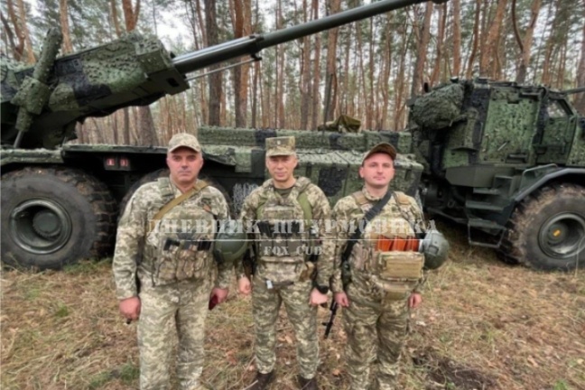  Украинские солдаты стоят рядом со шведской 155-мм самоходной гаубицей Archer. Ноябрь 2023 г.  Изображение издания World defense news