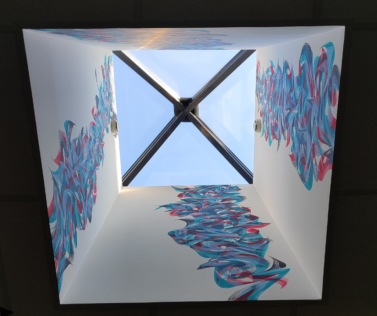 Вот такой красивый потолок я встретила в одном центре культуры и искусств. Хорошо отражает фриланс по найму:)