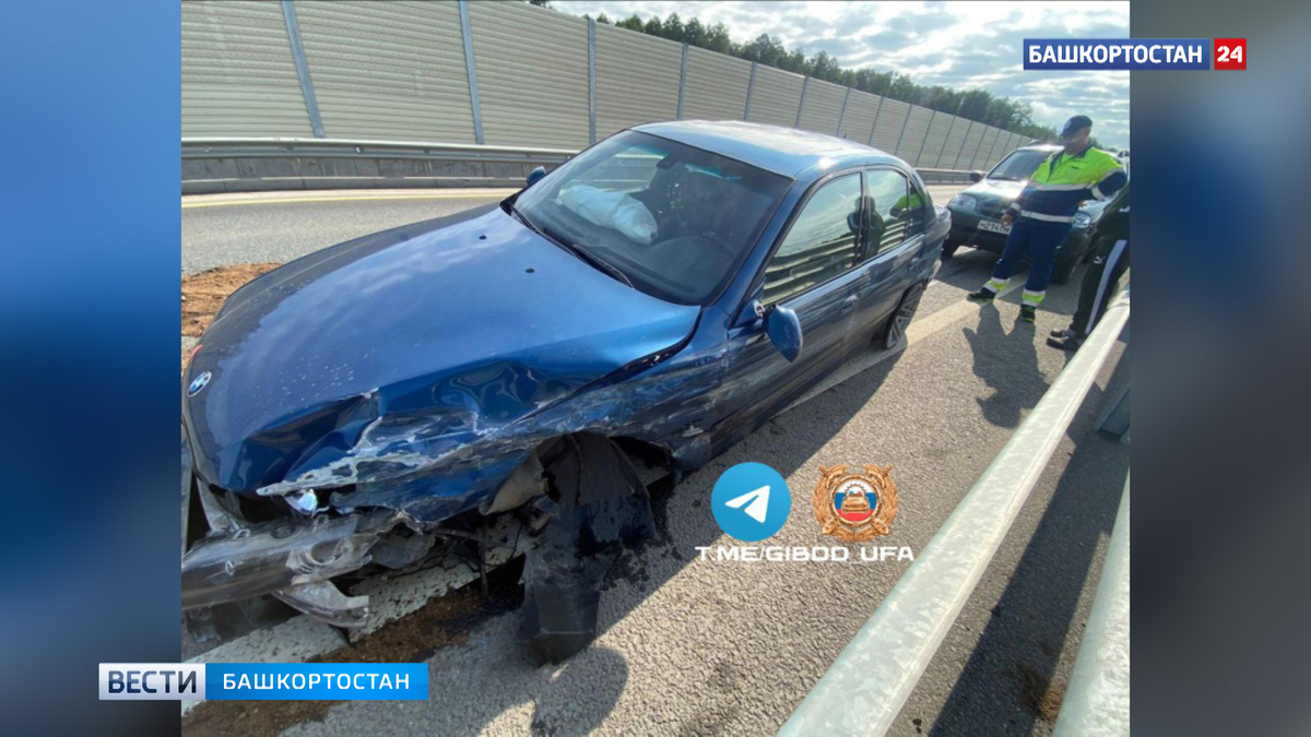    На Восточном выезде в Уфе женщина на BMW наехала на ограждение