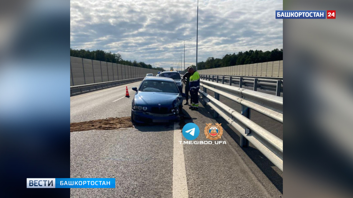    На Восточном выезде в Уфе женщина на BMW наехала на ограждение