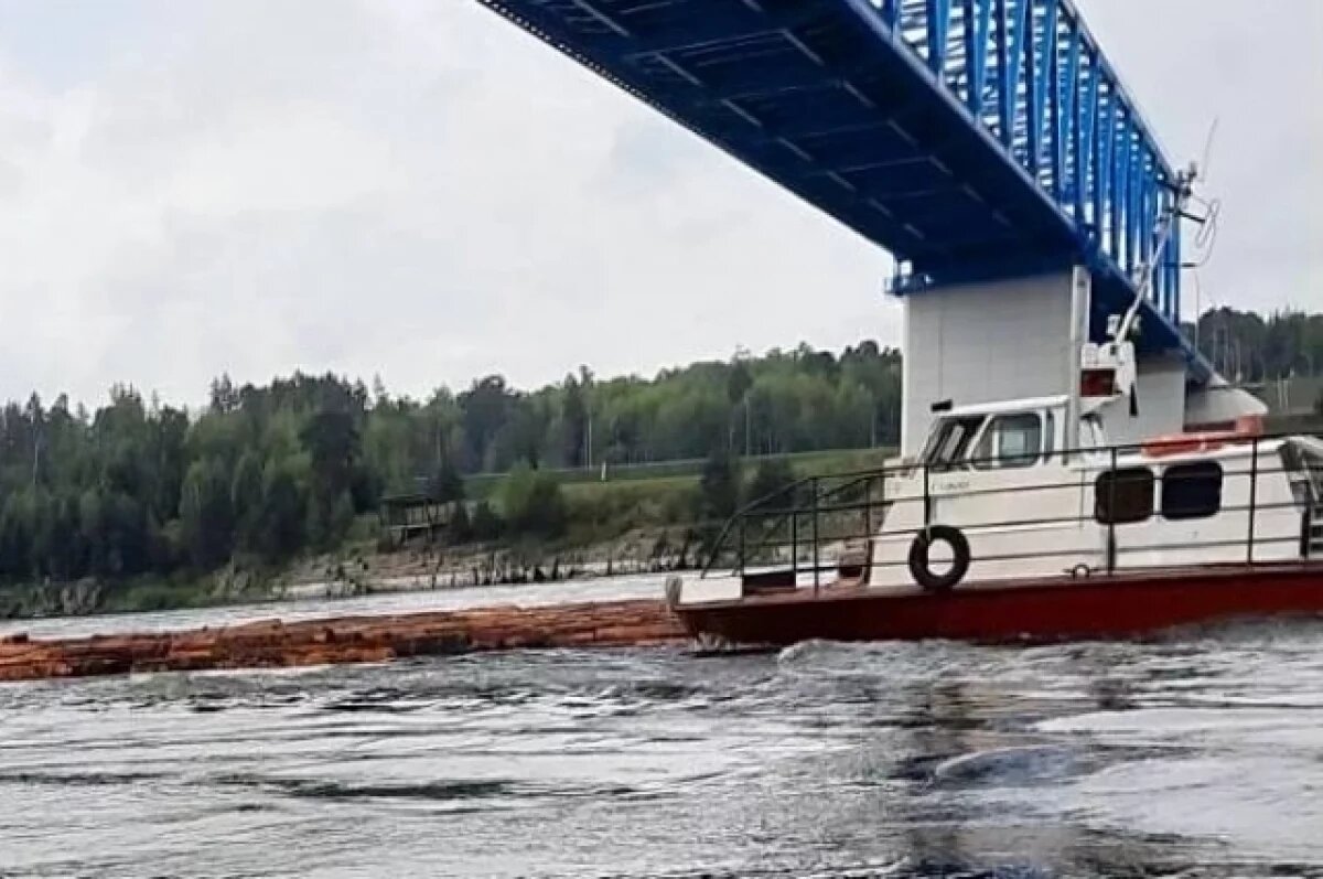    В Красноярском крае теплоход наехал на препятствие под мостом