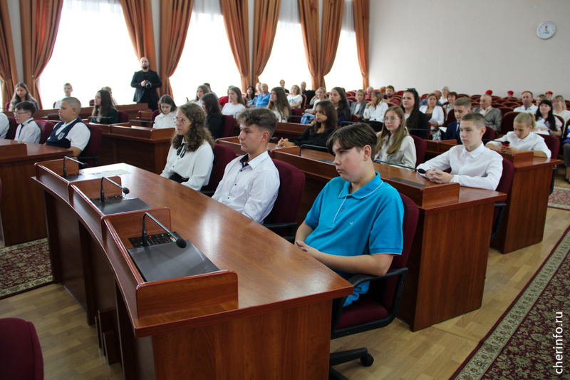    Документы подросткам вручили 19 августа. Церемонию приурочили к Дню российского флага. Мероприятие началось с выноса флага и исполнения гимна России.