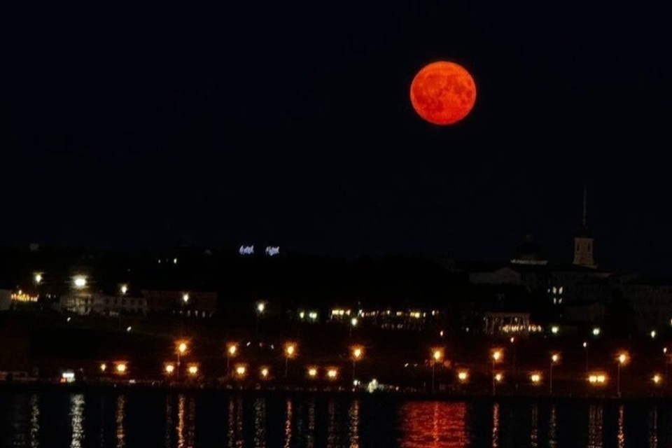   Красная луна в Ижевске. Фото: evvrikka, vk.com/izhevsk.life
