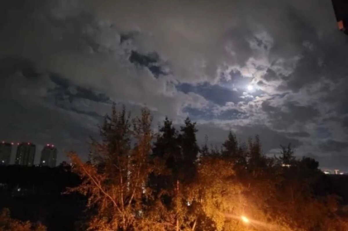    Суперлуние пришло в Новосибирск ночью 20 августа с небольшим опоздание