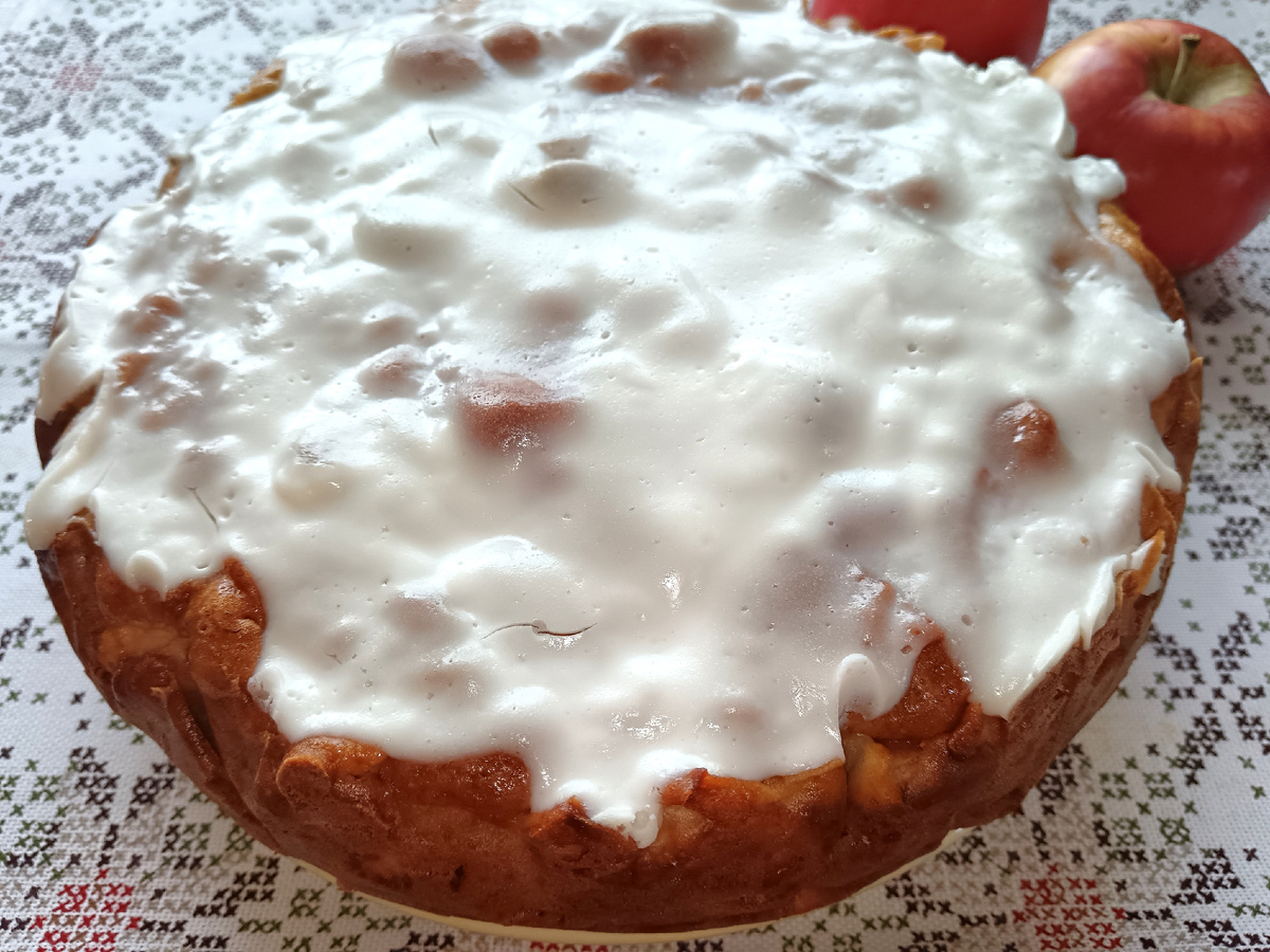 шарлотка со сметанной шапочкой