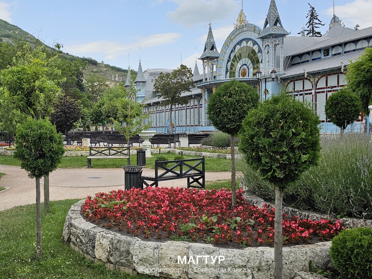 Парк «Цветник» в Пятигорске и Лермонтовская галерея