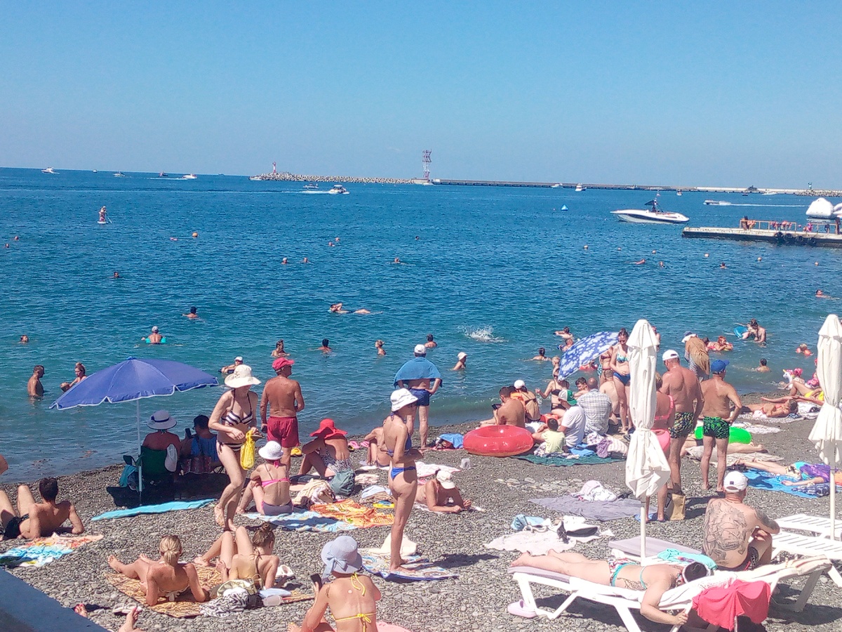 Типичный пляж Сочи в августе 2024. Фото автора
