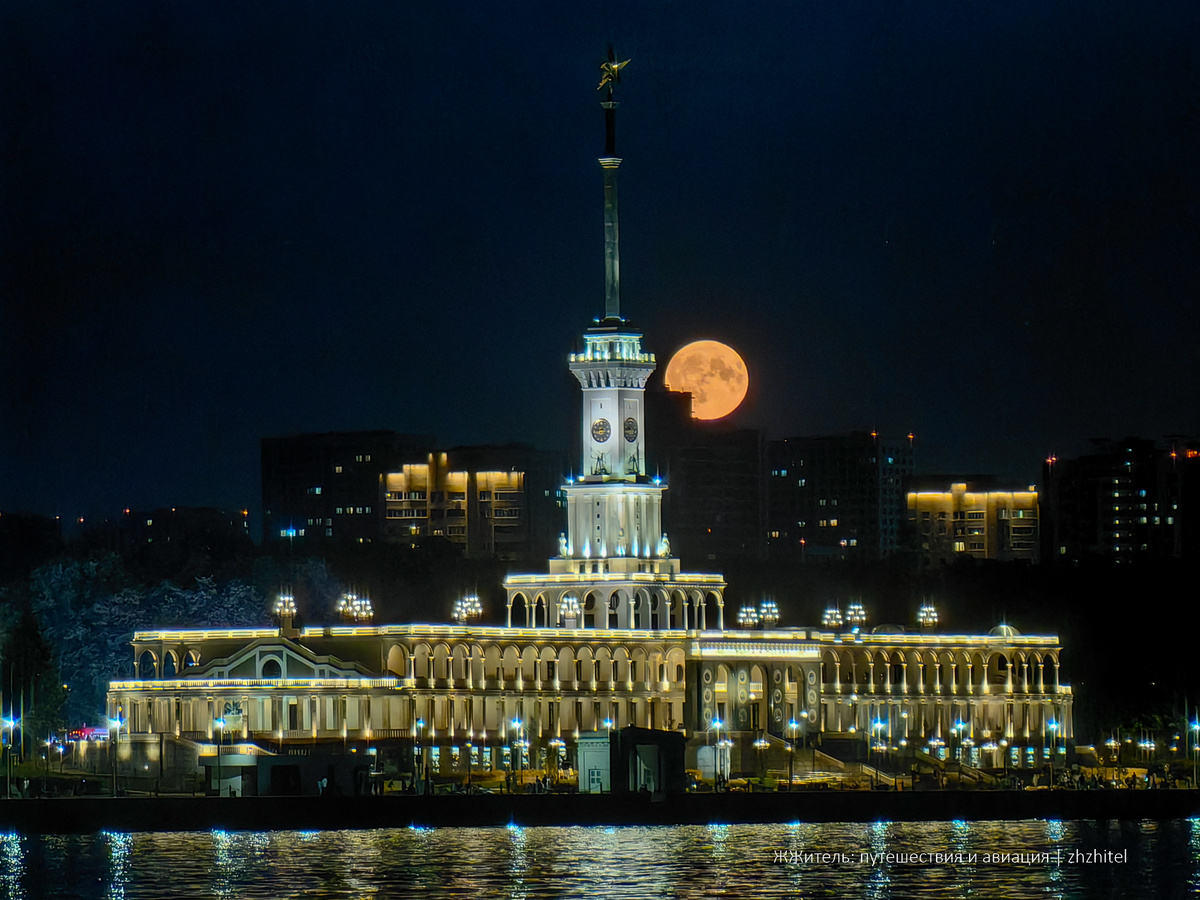 Северный речной вокзал с восходящей Луной