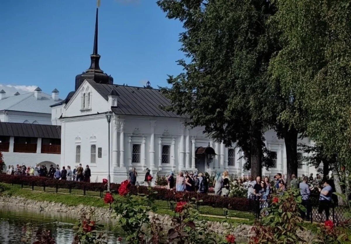    У Толгского монастыря установили фигуры медвежат