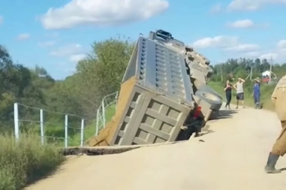    Грузовик повис на обрушившемся мосту в Приморье