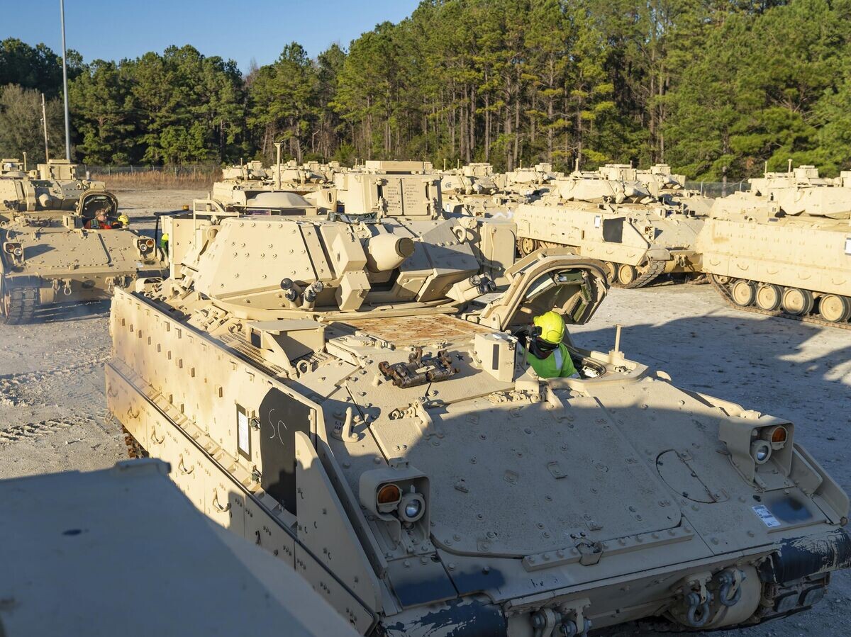    Американские БМП Bradley перед отправкой на Украину© AP Photo / U.S. Transportation Command/Oz Suguitan