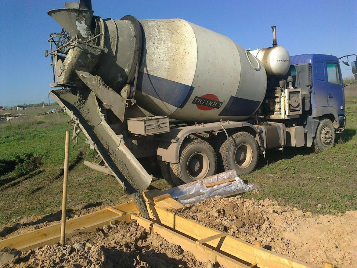 Заливка фундамента из миксера