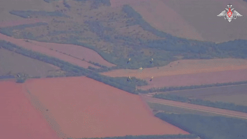    По складам активно работает наша авиация, поскольку Киев так и не сумел создать надёжный зонтик ПВО. Gif Минобороны России