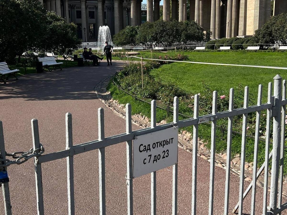 Закрытый Казанский сквер утром 20 августа. Фото: Павел Даиси / MR7