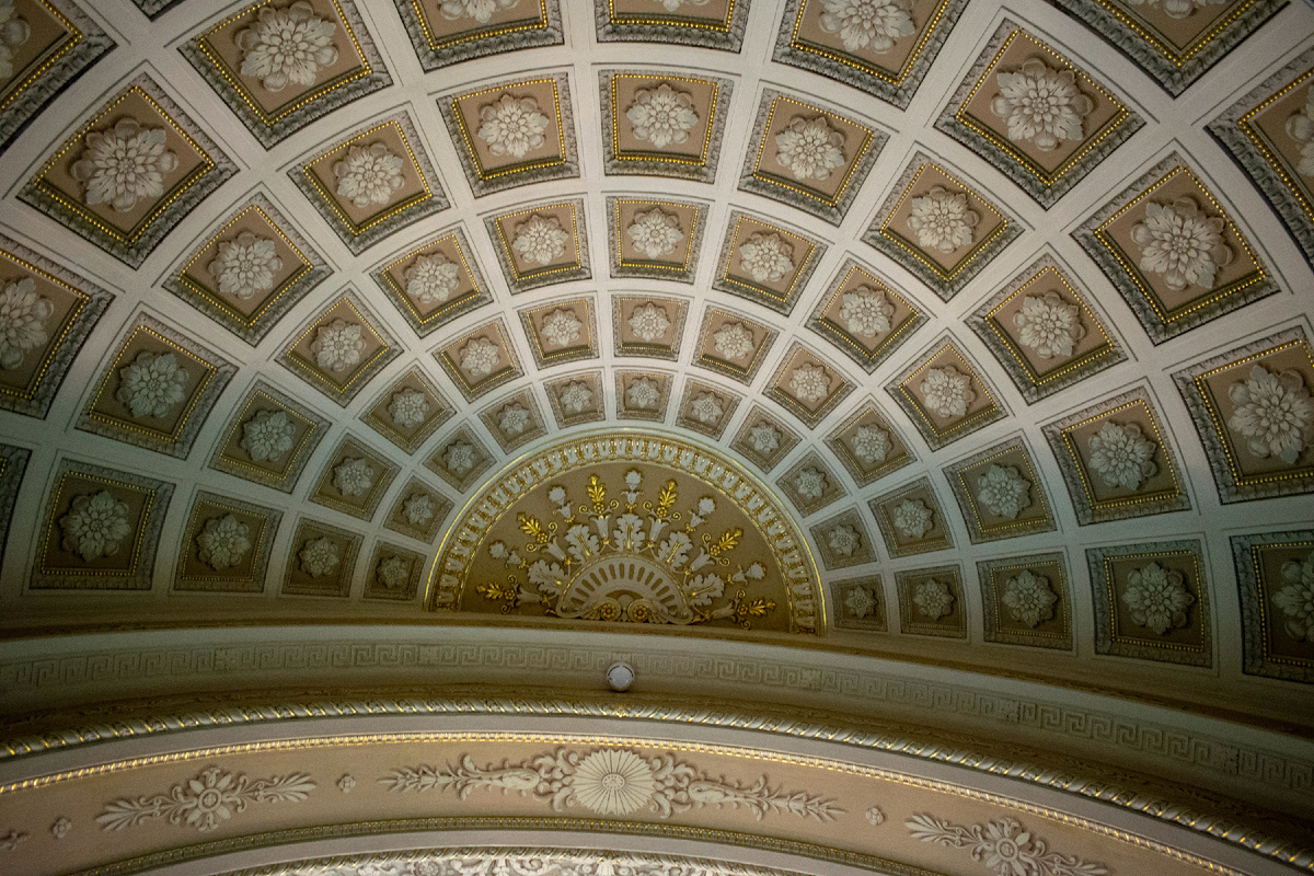 При входе в Николаевский зал на потолке вы увидите великолепную лепную арку. Фотография автора статьи. 