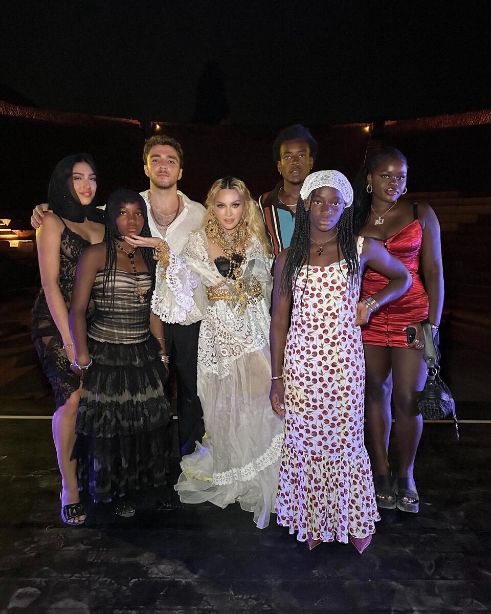   Мадонна с детьми. Фото: Инстаграм* @madonna