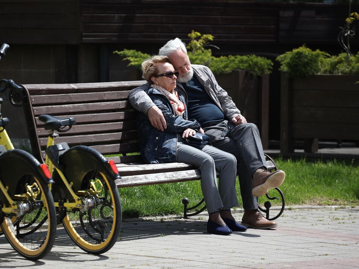    Пожилая пара в парке© РИА Новости / Виталий Тимкив
