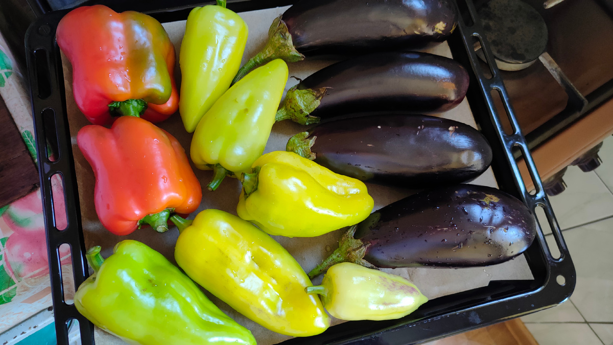 Фото автора. Лучше брать красные перцы, тогда цвет лютеницы будет ярче. Но на вкус одинаково хорошо 