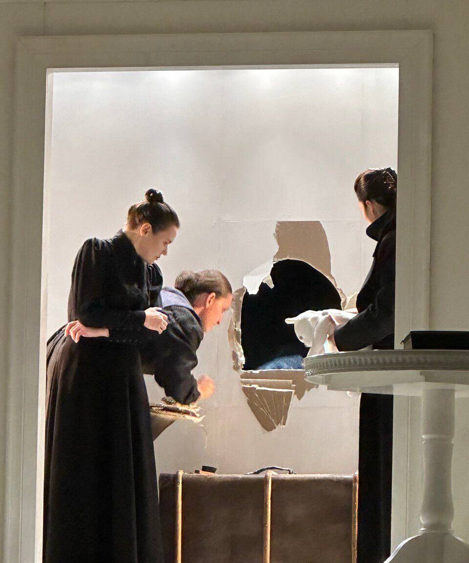 Первая брешь в доме Вассы. Спектакль «Васса Железнова».  Краснодарский академический театр драмы имени М. Горького.  Фестиваль «Горький +» в МТЮЗе. Фото автора.