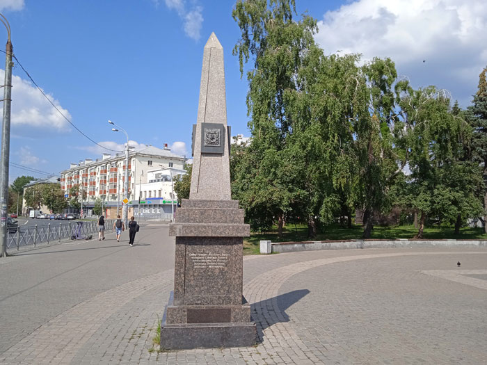 Памятная стела на улице Сибирский тракт в Казани. Фото взято из открытого источника