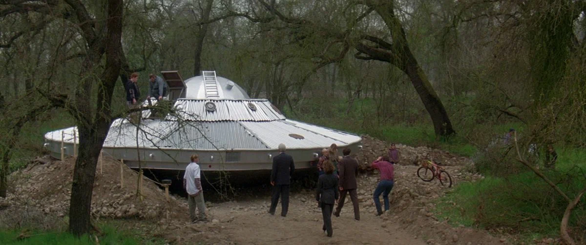 То, что НЛО - не более, чем макет - очевидно. Однако, по силам ли троим школьникам построить такой? (с) Кадр из фильма