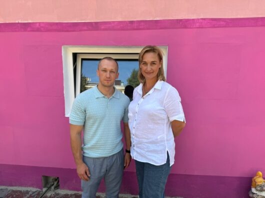    Геннадий Бузанов, предселдатель комитета регионального отделениея "Деловой России", и Елена Алферова, заведующая МБДОУ 24 //Фото Деловая Россия