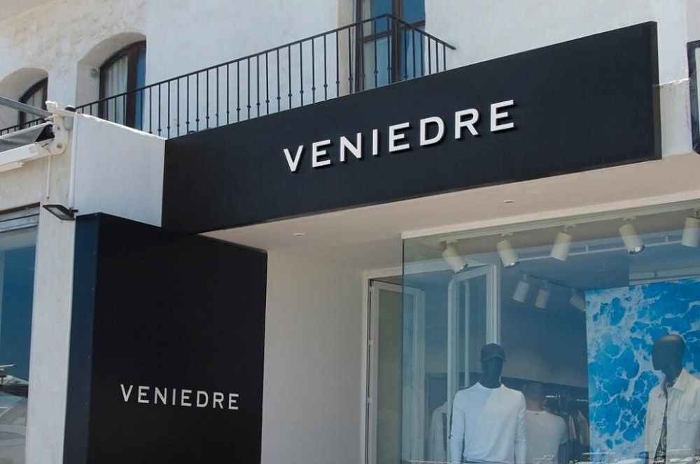 Черный цвет вызывает сильные ассоциации с респектабельностью и роскошью