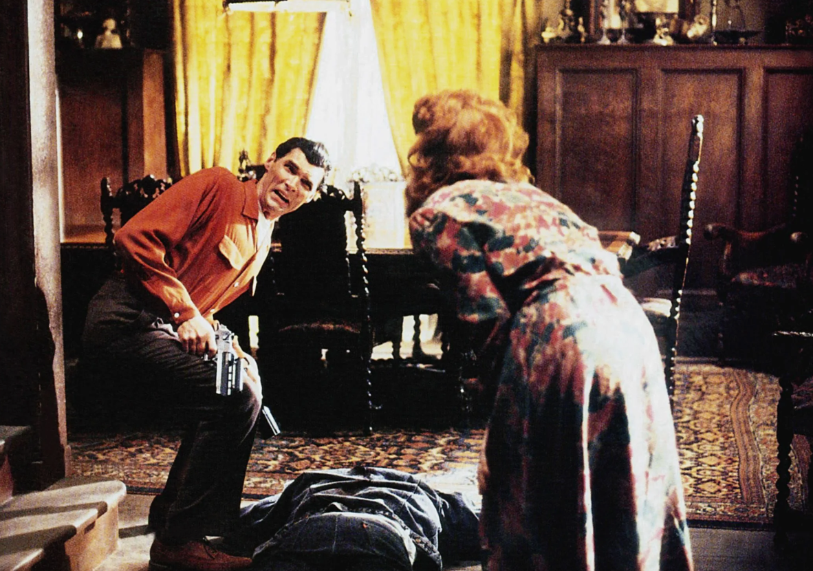 Кадр из фильма "Люди под лестницей" (1991)