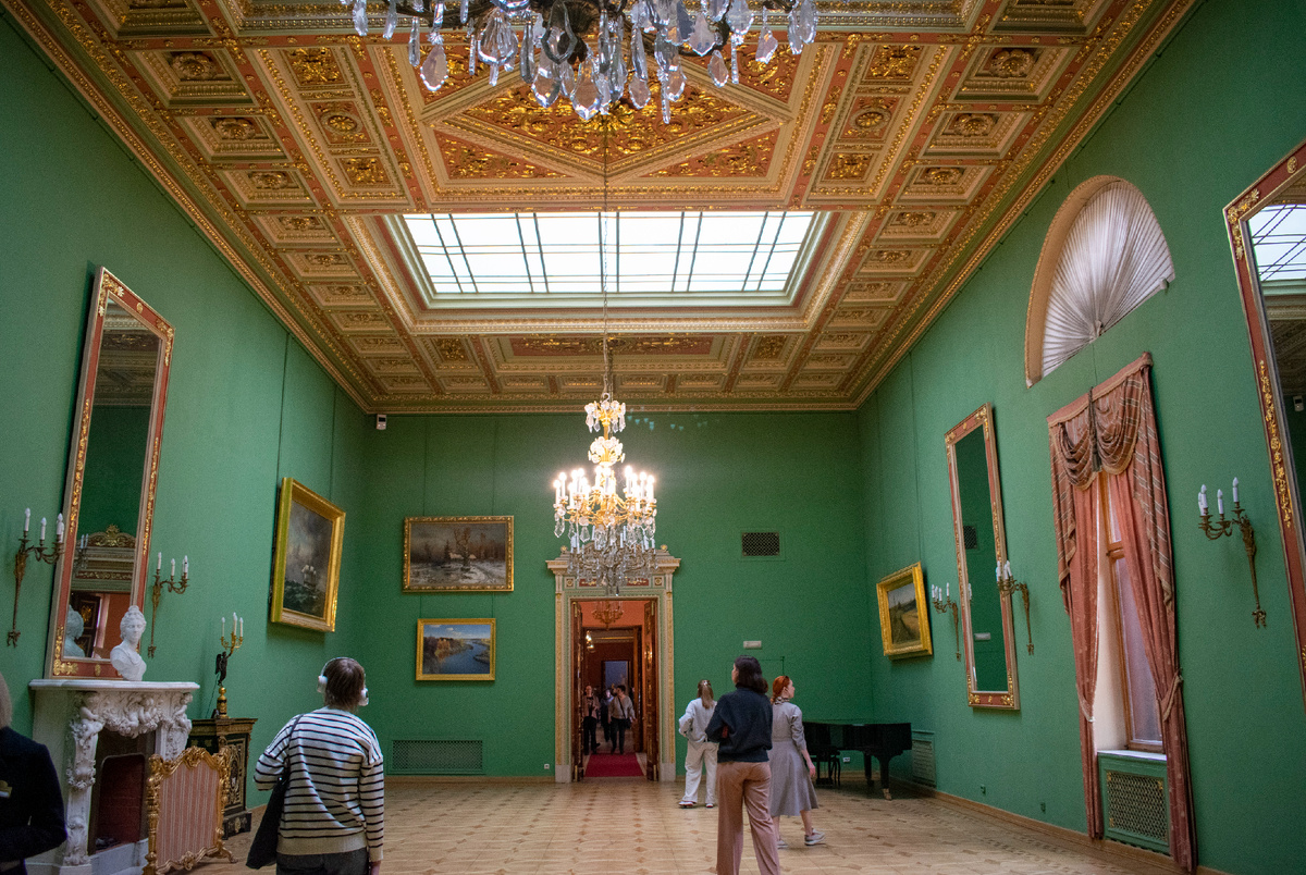 Дверной портал. Деталь. Два двухсветных световых фонаря в зале Прециоза. Фотография автора статьи.